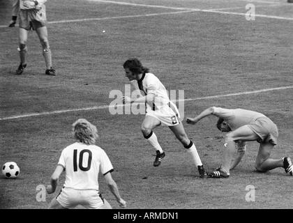 Football, promotion 1973/1974 Regionalliga, match à la Bundesliga 1974/1975, SG Wattenscheid 09 contre l'Eintracht Brunswick 0:0, stade de Lohrheide Bochum-Wattenscheid, scène du match, f.l.t.r. Hannes Bongartz (Wattenscheid, 10), la société Jendrossek Banque D'Images