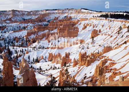 La neige et les cheminées de l'aube point, Bryce Canyon National Park, Utah, États-Unis d'Amérique, Amérique du Nord Banque D'Images