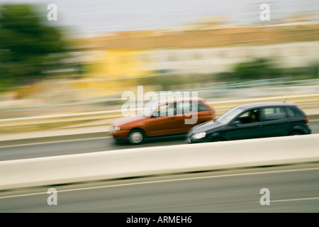 Deux voitures en accélérant le long de la plus proche Banque D'Images