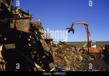 Grue hydraulique sur l'accaparement d'appui de charge de ferraille pour le recyclage au chantier de recyclage de ferraille uk Banque D'Images