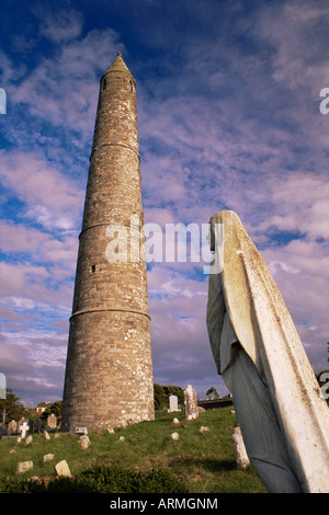 Statue de la Vierge, Tour Ronde, 30m de hauteur, de la cathédrale de St Declan, Ardmore, comté de Waterford, Munster, République d'Irlande Banque D'Images