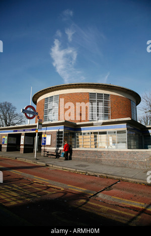 La station de métro Arnos Grove dans New Southgate, Londres Banque D'Images