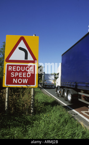 Panneau d'avertissement de passage des camions de mauvais virage dans la voie à suivre a64 yorkshire uk Banque D'Images