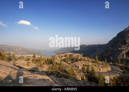 Vieux Higway 40 et Donner Lake dans les montagnes de la Sierra Nevada, comté de Nevada, California, USA Banque D'Images