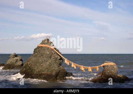 Meoto Iwa Wedded roches au large de la côte de Futami Futamigaura Beach sur la ville dans la préfecture de Mie au Japon Banque D'Images