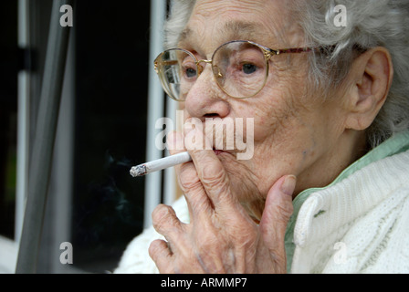 87 ans adulte de sexe féminin senior citizen fumer une cigarette Banque D'Images