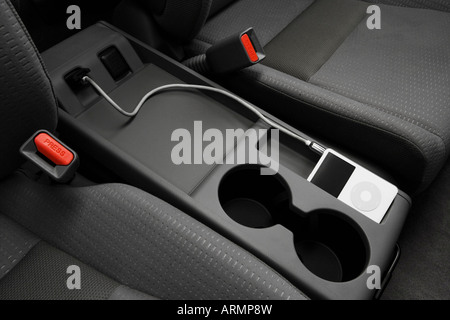 2008 Honda CR-V EX en bleu - Accessoires jack auxiliaire Banque D'Images