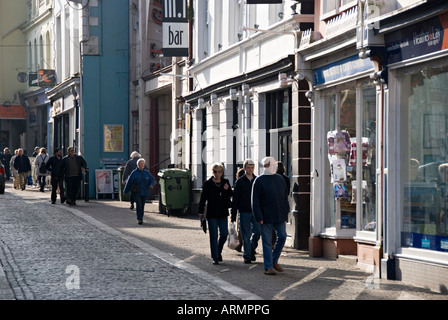 Falmouth, Cornwall, UK. Clients dans la rue de l'Église, la principale rue commerçante Banque D'Images