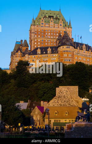 Vue vers le haut de Vieux-Port au Château Frontenac à la lumière du matin, Québec, Canada. Banque D'Images