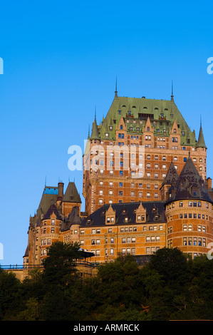 Vue vers le haut de Vieux-Port au Château Frontenac à la lumière du matin, Québec, Canada. Banque D'Images