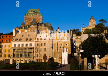 Vue vers le haut de Vieux-Port au Château Frontenac avec bâtiments classiques sur la rue du Petit-Champlain, dans la lumière du matin, Québec, Canada. Banque D'Images