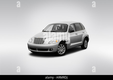 2008 Chrysler PT Cruiser Touring en argent - angle de vue avant Banque D'Images