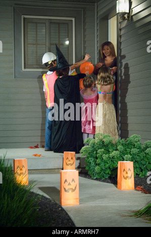 Kids trick ou traiter Banque D'Images