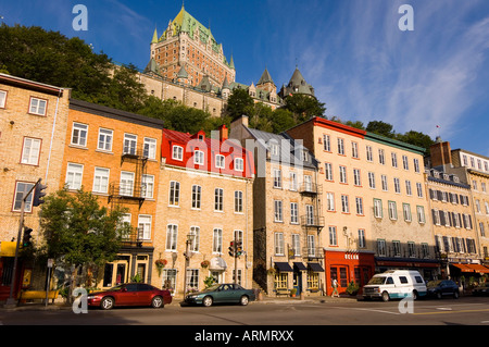 Vue vers le haut de Vieux-Port au Château Frontenac avec bâtiments classiques sur la rue du Petit-Champlain, dans la lumière du matin, Québec, Canada. Banque D'Images