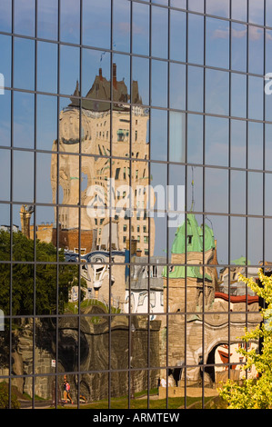 Reflet de la Porte Kent, l'une des entrées de la vieille ville fortifiée de Québec, Québec, Canada. Banque D'Images