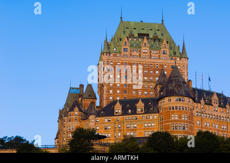 Vue vers le haut de Vieux-Port au Château Frontenac à la lumière du matin, Québec, Canada. Banque D'Images