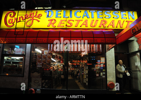 New York City's célèbre Carnegie Delicatessen sur la Septième Avenue. Banque D'Images