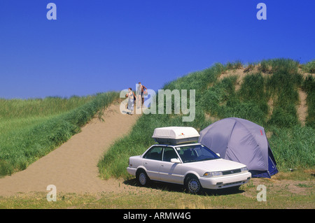 Camping près de la plage de couple sur le détroit de Northumberland à Shediac, Nouveau-Brunswick, Canada. Banque D'Images