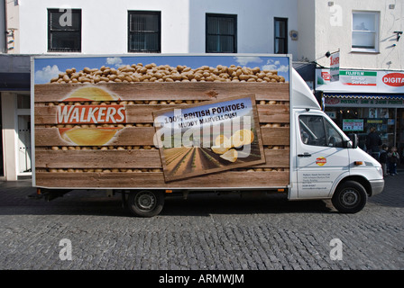 Publicité Delivery van Walker's Chips dans Falmouth, Cornwall, UK Banque D'Images