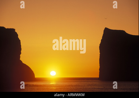 Au lever du soleil, rocher Percé, Gaspésie, Québec, Canada. Banque D'Images