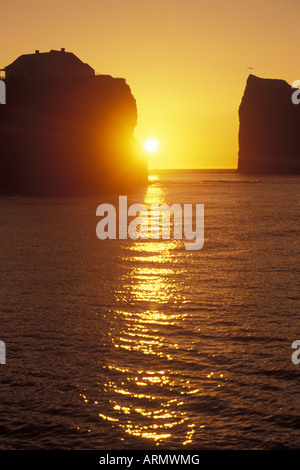 Au lever du soleil, rocher Percé, Gaspésie, Québec, Canada. Banque D'Images