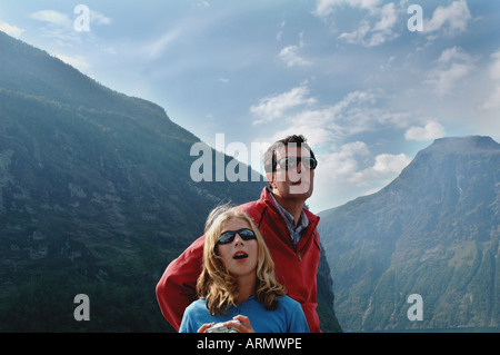Père et fille bénéficiant d'une vue imprenable sur les fjords pendant les vacances en Norvège Banque D'Images
