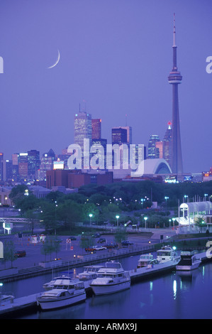 Skyline avec tour du CN au crépuscule avec lune, Toronto, Ontario, Canada. Banque D'Images