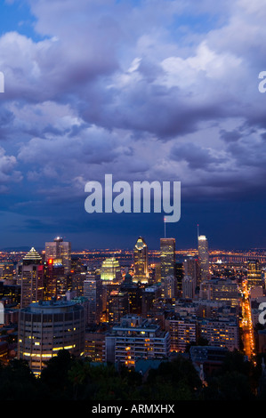 Vue sur l'horizon au crépuscule depuis le belvédère au sommet du mont. Royal, Montréal, Québec, Canada. Banque D'Images