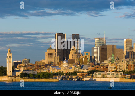 Tôt le matin voir l'horizon avec de vieux Montréal en premier plan, à travers le fleuve Saint-Laurent, Montréal, Québec, Canada. Banque D'Images