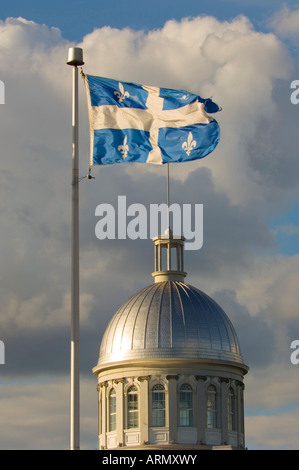 Drapeau de la province de Québec survole le dôme de Bonssecour marché dans le vieux Montréal, Montréal, Québec, Canada. Banque D'Images