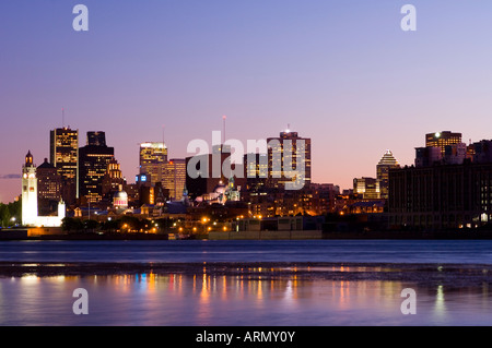 Voir l'horizon de soirée avec le vieux Montréal en premier plan, à travers le fleuve Saint-Laurent de l'île Notre-Dame, Montréal, Québec, Canada Banque D'Images
