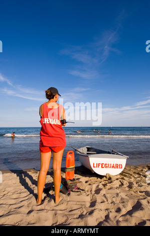 Lifeguard veille sur les nageurs sur le lac Ontario, l'est de Toronto, Ontario, Canada Banque D'Images