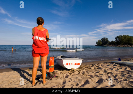 Lifeguard veille sur les nageurs sur le lac Ontario, l'est de Toronto, Ontario, Canada Banque D'Images