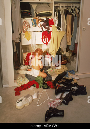 Bébé dans la chambre parents penderie Créer mess mixte de chaussures et vêtements Banque D'Images