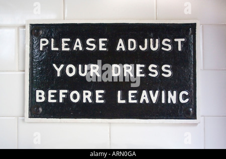 Vintage sign in monsieurs toilettes : Veuillez régler votre robe avant de partir. Ou d'une autre façon : zip avant de partir ! Banque D'Images