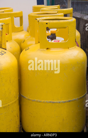 Les bouteilles de gaz jaune sur une avant-cour garage. UK. Banque D'Images
