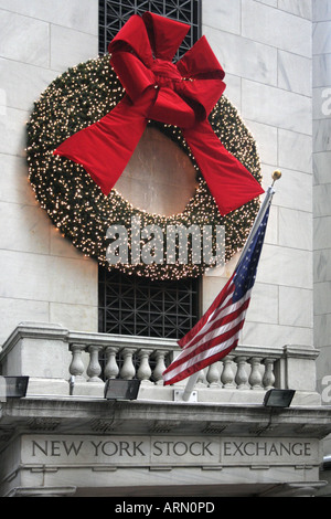 La Bourse de New York avec couronne de Noël et de drapeau américain. L'entrée de Wall Street. La ville de New York. USA Banque D'Images