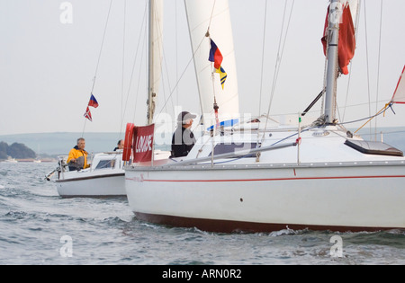 La voile. Deux voiliers. Les marins. Le clapot. Le port de Poole. Le Dorset. UK. Banque D'Images