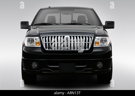 2008 Lincoln Mark LT en noir - Basse/large front Banque D'Images