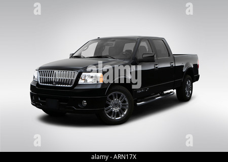 2008 Lincoln Mark LT en noir - angle de vue avant Banque D'Images