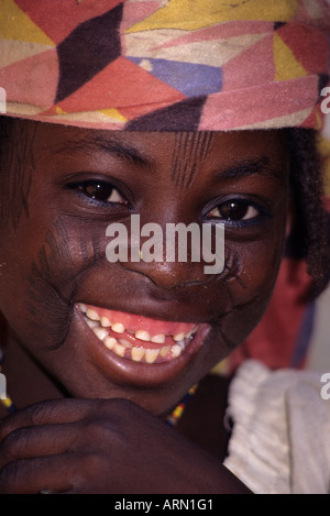 Négociants Maraka, Niger, Afrique de l'Ouest. La scarification du visage avec fille Hausa pour désigner l'appartenance tribale. Un morceau de paille tient lieu d'un nez l'axe. Banque D'Images