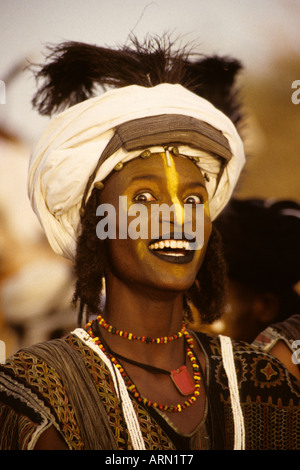 Akadaney, au Niger, en Afrique. Peuls Wodaabes danseur à Geerewol. Banque D'Images