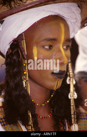 Akadaney, au Niger, en Afrique. Peuls Wodaabes danseur à Geerewol. Banque D'Images