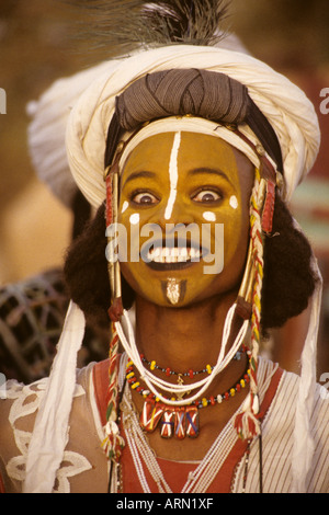 Akadaney, au Niger, en Afrique. Peuls Wodaabes danseur à Geerewol. Banque D'Images