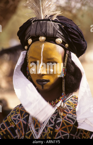 Akadaney, au Niger, en Afrique. Peuls Wodaabes danseur à Geerewol. Banque D'Images