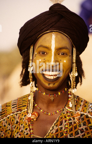 Akadaney, au Niger, en Afrique. Peuls Wodaabes danseur à Geerewol. Banque D'Images