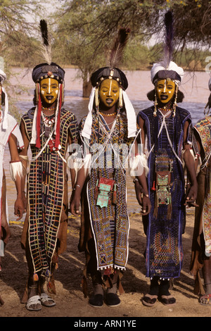 Akadaney, au Niger, en Afrique. Peuls Wodaabes danseuses à Geerewol, ou des concours de beauté masculine. Banque D'Images