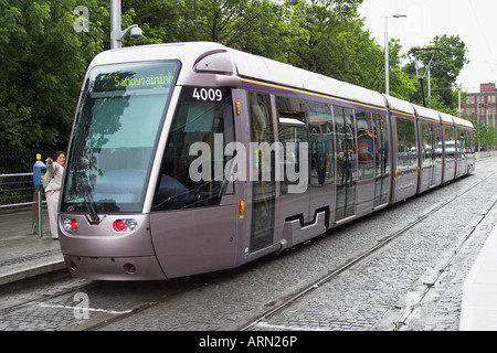 Un tramway, près de Saint Stephen's Green, sous la pluie. Dublin, comté de Dublin, Irlande. Banque D'Images