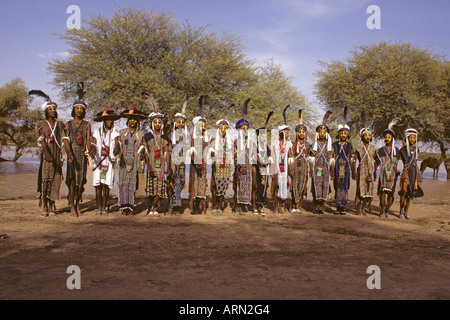 Akadaney, au Niger, en Afrique. Peuls Wodaabes danseuses à Geerewol, ou des concours de beauté masculine. Banque D'Images