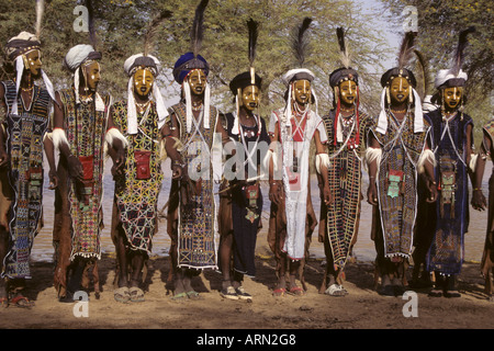 Akadaney, au Niger, en Afrique. Peuls Wodaabes danseuses à Geerewol, ou des concours de beauté masculine. Banque D'Images